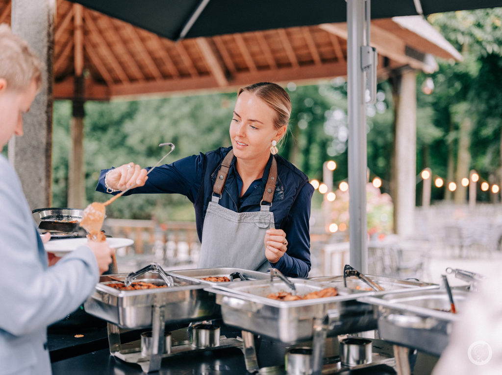 Geniet van een sfeervolle barbecue met smaakvolle gerechten, bereid met aandacht voor kwaliteit en ambacht.